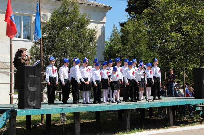 torzhestvennaya_chastj_prohozhdenie_lichnogo_sostava_garnizona_koncert_09_05_2016_43_web_43